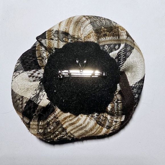 Upcycle tie scarf camellia cream and brown with middle bead unisex brooch - Picture 6 of 7